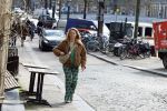 Amsterdam 20 april 2023
Ilse Warringa  onderweg naar feestje van blad de Linda in een cafe in het centrum van Amsterdam waar een bier gepresenteerd wordt.