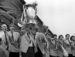Eindhoven, 26 Mei 1988
PSV Europees Kampioen Seizoen 1987-1988
Vliegveld-Gemeentehuis
v.l.n.r.: Jacques v d Ven-Ivan Nielsen-Berry v Aerle-Wim Kieft-Edward Linskens-Gerald Vanenburg-Hans Gilhaus-Patrick Lodewijks-Eric Gerets