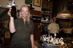 Amsterdam 20 april 2023
Presentatie  van blad de Linda in een cafe in het centrum van Amsterdam waar een bier gepresenteerd wordt. Het bier is in samenwerking met Grolsch. Karin Swerink