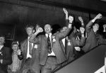 Eindhoven, 13 Mei 1989
PSV-Haarlem, eindstand 3-0
PSV voor de vierde maal achter elkaar Landskampioen
Selektie en publiek bij het Gemeentehuis
Kees Ploegsma-Stan Valckx-Berry v Aerle-Jacques v d Ven en Juul Ellerman 13058999