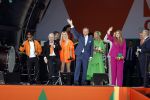 Rotterdam 27 april 2023
Koningsdag 2023 in Rotterdam met aanwezig Koning Willem Alexander, KoninginMaxima ,Prinses Amalia, Prinses Ariane ,Prins Constantijn ,Prinses Laurentien ,Prins Maurits ,Prinses Marilene ,Prins Bernhard ,Prinses Annette ,Prins Floris ,Prinses Aimee ,Prins Pieter Christiaan, en Prinses Anita .
Burgemeester Aboutaleb is de gastheer. Optreden van Lee Towers Davina Michelle en Ronnie Flex.