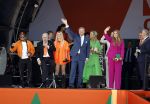 Rotterdam 27 april 2023
Koningsdag 2023 in Rotterdam met aanwezig Koning Willem Alexander, KoninginMaxima ,Prinses Amalia, Prinses Ariane ,Prins Constantijn ,Prinses Laurentien ,Prins Maurits ,Prinses Marilene ,Prins Bernhard ,Prinses Annette ,Prins Floris ,Prinses Aimee ,Prins Pieter Christiaan, en Prinses Anita .
Burgemeester Aboutaleb is de gastheer. Optreden van Lee Towers Davina Michelle en Ronnie Flex.