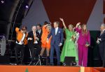 Rotterdam 27 april 2023
Koningsdag 2023 in Rotterdam met aanwezig Koning Willem Alexander, KoninginMaxima ,Prinses Amalia, Prinses Ariane ,Prins Constantijn ,Prinses Laurentien ,Prins Maurits ,Prinses Marilene ,Prins Bernhard ,Prinses Annette ,Prins Floris ,Prinses Aimee ,Prins Pieter Christiaan, en Prinses Anita .
Burgemeester Aboutaleb is de gastheer. Optreden van Lee Towers Davina Michelle en Ronnie Flex.