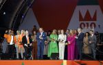 Rotterdam 27 april 2023
Koningsdag 2023 in Rotterdam met aanwezig Koning Willem Alexander, KoninginMaxima ,Prinses Amalia, Prinses Ariane ,Prins Constantijn ,Prinses Laurentien ,Prins Maurits ,Prinses Marilene ,Prins Bernhard ,Prinses Annette ,Prins Floris ,Prinses Aimee ,Prins Pieter Christiaan, en Prinses Anita .
Burgemeester Aboutaleb is de gastheer. Optreden van Lee Towers Davina Michelle en Ronnie Flex.