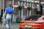 Amsterdam 12 mei 2023
Manuel Broekman fotografeert een porsche 911.