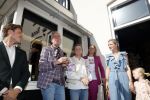 Noordwijk 17 mei 2023
Opening pension Code Rose van Martien Meiland en Erica Meiland . Ook Montana Maxime en Leroy Molkenboer zijn aanwezig Dochter Claire doet de openingshandeling.