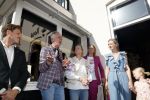 Noordwijk 17 mei 2023
Opening pension Code Rose van Martien Meiland en Erica Meiland . Ook Montana Maxime en Leroy Molkenboer zijn aanwezig Dochter Claire doet de openingshandeling.