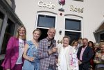 Noordwijk 17 mei 2023
Opening pension Code Rose van Martien Meiland en Erica Meiland . Ook Montana Maxime en Leroy Molkenboer zijn aanwezig Dochter Claire doet de openingshandeling.