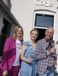 Noordwijk 17 mei 2023
Opening pension Code Rose van Martien Meiland en Erica Meiland . Ook Montana Maxime en Leroy Molkenboer zijn aanwezig Dochter Claire doet de openingshandeling.