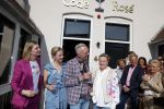Noordwijk 17 mei 2023
Opening pension Code Rose van Martien Meiland en Erica Meiland . Ook Montana Maxime en Leroy Molkenboer zijn aanwezig Dochter Claire doet de openingshandeling.