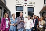 Noordwijk 17 mei 2023
Opening pension Code Rose van Martien Meiland en Erica Meiland . Ook Montana Maxime en Leroy Molkenboer zijn aanwezig Dochter Claire doet de openingshandeling.