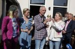 Noordwijk 17 mei 2023
Opening pension Code Rose van Martien Meiland en Erica Meiland . Ook Montana Maxime en Leroy Molkenboer zijn aanwezig Dochter Claire doet de openingshandeling.