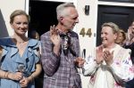 Noordwijk 17 mei 2023
Opening pension Code Rose van Martien Meiland en Erica Meiland . Ook Montana Maxime en Leroy Molkenboer zijn aanwezig Dochter Claire doet de openingshandeling.