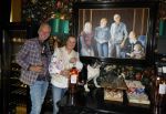 Noordwijk 17 mei 2023
Opening pension Code Rose van Martien Meiland en Erica Meiland . Ook Montana Maxime en Leroy Molkenboer zijn aanwezig Dochter Claire doet de openingshandeling.