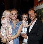 Noordwijk 17 mei 2023
Opening pension Code Rose van Martien Meiland en Erica Meiland . Ook Montana Maxime en Leroy Molkenboer zijn aanwezig Dochter Claire doet de openingshandeling.