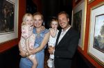 Noordwijk 17 mei 2023
Opening pension Code Rose van Martien Meiland en Erica Meiland . Ook Montana Maxime en Leroy Molkenboer zijn aanwezig Dochter Claire doet de openingshandeling.