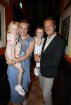 Noordwijk 17 mei 2023
Opening pension Code Rose van Martien Meiland en Erica Meiland . Ook Montana Maxime en Leroy Molkenboer zijn aanwezig Dochter Claire doet de openingshandeling.