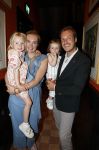 Noordwijk 17 mei 2023
Opening pension Code Rose van Martien Meiland en Erica Meiland . Ook Montana Maxime en Leroy Molkenboer zijn aanwezig Dochter Claire doet de openingshandeling.