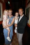 Noordwijk 17 mei 2023
Opening pension Code Rose van Martien Meiland en Erica Meiland . Ook Montana Maxime en Leroy Molkenboer zijn aanwezig Dochter Claire doet de openingshandeling.