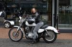 Amstelveen 30 april 2023
Nurlaila bij de musical lunch in schouwburg Amstelveen. Ze kwam mop haar Harley Davidson motor
