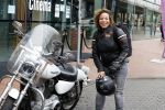 Amstelveen 30 april 2023
Nurlaila bij de musical lunch in schouwburg Amstelveen. Ze kwam mop haar Harley Davidson motor
