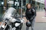 Amstelveen 30 april 2023
Nurlaila bij de musical lunch in schouwburg Amstelveen. Ze kwam mop haar Harley Davidson motor