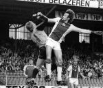 Amsterdam, 14 September  1980
AJAX-PSV, eindstand 5-2
Piet Hamberg in duel met Pim Doesburg Willy Janssen en Soren Lerby