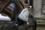 Amsterdam 13 mei 2023
Prins Maurits heeft speciale kappen om zijn spiegels van zijn porsche Taycan .
Door die kappen kunnen de spiegels niet gepikt worden.