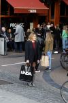 Amsterdam 20 april 2023
Prinses Eloise van Oranje onderweg naar feestje van blad de Linda in een cafe in het centrum van Amsterdam waar een bier gepresenteerd wordt.