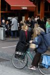 Amsterdam 20 april 2023
Prinses Eloise van Oranje onderweg naar feestje van blad de Linda in een cafe in het centrum van Amsterdam waar een bier gepresenteerd wordt.