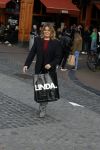Amsterdam 20 april 2023
Prinses Eloise van Oranje onderweg naar feestje van blad de Linda in een cafe in het centrum van Amsterdam waar een bier gepresenteerd wordt.