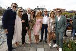 Amsterdam 15 april 2023
Robert Doornbos en Chantal Bles zijn vandaag op een prachtige salonboot getrouwd.
Rene v Dam met zijn vrouw , Sebastiaan v Dam met vrouw Nicolette v dam en man Bas Smit en de broer van Chantal Bles Michael Bles met vriendin