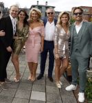 Amsterdam 15 april 2023
Robert Doornbos en Chantal Bles zijn vandaag op een prachtige salonboot getrouwd.
Rene v Dam met zijn vrouw , Sebastiaan v Dam met vrouw Nicolette v dam en man Bas Smit en de broer van Chantal Bles Michael Bles met vriendin