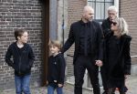 Amsterdam 15 april 2023
Herdenkingstdienst vooraf aan de begrafenis van Huub Oosterhuis in de Westertoren . Daarna gingen ze met de boot naar begraafplaats Zorgvlied. Sander v Eeden met vrouw en kinderen . Sander is de ex man van Trijntje