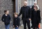 Amsterdam 15 april 2023
Herdenkingstdienst vooraf aan de begrafenis van Huub Oosterhuis in de Westertoren . Daarna gingen ze met de boot naar begraafplaats Zorgvlied. Sander v Eeden met vrouw en kinderen . Sander is de ex man van Trijntje