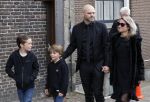 Amsterdam 15 april 2023
Herdenkingstdienst vooraf aan de begrafenis van Huub Oosterhuis in de Westertoren . Daarna gingen ze met de boot naar begraafplaats Zorgvlied. Sander v Eeden met vrouw en kinderen . Sander is de ex man van Trijntje