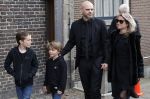 Amsterdam 15 april 2023
Herdenkingstdienst vooraf aan de begrafenis van Huub Oosterhuis in de Westertoren . Daarna gingen ze met de boot naar begraafplaats Zorgvlied. Sander v Eeden met vrouw en kinderen . Sander is de ex man van Trijntje