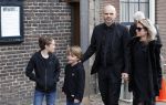 Amsterdam 15 april 2023
Herdenkingstdienst vooraf aan de begrafenis van Huub Oosterhuis in de Westertoren . Daarna gingen ze met de boot naar begraafplaats Zorgvlied. Sander v Eeden met vrouw en kinderen . Sander is de ex man van Trijntje