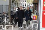 Amsterdam 15 april2023
Sebas v d Sangen  (partner Jeangu Macrooy) met een kennis op straat in het centrum van Amsterdam.
