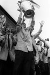 Eindhoven, 26 Mei 1988
PSV Europees Kampioen Seizoen 1987-1988
Vliegveld-Gemeentehuis
Soren Lerby met de cup met de grote oren, Berry v Aerle en Patrick Lodewijks