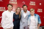 Amsterdam 24 april 2023
Premiere Zomer in Frankrijk in het ketelhuis met in de hoofdrollen oa Jasmine Sendar , Jan Kooijman , Fockeline Ouwerkerk Tjebbo Gerritsma en Marc de Cloe .
Tjebbo Gerritsma met partner en kinderen