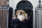 Amsterdam 15 april 2023
Herdenkingstdienst vooraf aan de begrafenis van Huub Oosterhuis in de Westertoren . Daarna gingen ze met de boot naar begraafplaats Zorgvlied.
Aanwezig oa Trijntje Oosterhuis met kinderen en partner Alvin Lewis , Tjeerd Oosterhuis en vrouw Edsilia Rombley met kinderen en moeder en de partner van Huub Oosterhuis