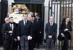 Amsterdam 15 april 2023
Herdenkingstdienst vooraf aan de begrafenis van Huub Oosterhuis in de Westertoren . Daarna gingen ze met de boot naar begraafplaats Zorgvlied.
Aanwezig oa Trijntje Oosterhuis met kinderen en partner Alvin Lewis , Tjeerd Oosterhuis en vrouw Edsilia Rombley met kinderen en moeder en de partner van Huub Oosterhuis