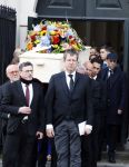 Amsterdam 15 april 2023
Herdenkingstdienst vooraf aan de begrafenis van Huub Oosterhuis in de Westertoren . Daarna gingen ze met de boot naar begraafplaats Zorgvlied.
Aanwezig oa Trijntje Oosterhuis met kinderen en partner Alvin Lewis , Tjeerd Oosterhuis en vrouw Edsilia Rombley met kinderen en moeder en de partner van Huub Oosterhuis