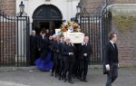 Amsterdam 15 april 2023
Herdenkingstdienst vooraf aan de begrafenis van Huub Oosterhuis in de Westertoren . Daarna gingen ze met de boot naar begraafplaats Zorgvlied.
Aanwezig oa Trijntje Oosterhuis met kinderen en partner Alvin Lewis , Tjeerd Oosterhuis en vrouw Edsilia Rombley met kinderen en moeder en de partner van Huub Oosterhuis