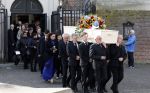 Amsterdam 15 april 2023
Herdenkingstdienst vooraf aan de begrafenis van Huub Oosterhuis in de Westertoren . Daarna gingen ze met de boot naar begraafplaats Zorgvlied.
Aanwezig oa Trijntje Oosterhuis met kinderen en partner Alvin Lewis , Tjeerd Oosterhuis en vrouw Edsilia Rombley met kinderen en moeder en de partner van Huub Oosterhuis