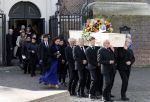 Amsterdam 15 april 2023
Herdenkingstdienst vooraf aan de begrafenis van Huub Oosterhuis in de Westertoren . Daarna gingen ze met de boot naar begraafplaats Zorgvlied.
Aanwezig oa Trijntje Oosterhuis met kinderen en partner Alvin Lewis , Tjeerd Oosterhuis en vrouw Edsilia Rombley met kinderen en moeder en de partner van Huub Oosterhuis