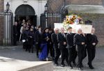 Amsterdam 15 april 2023
Herdenkingstdienst vooraf aan de begrafenis van Huub Oosterhuis in de Westertoren . Daarna gingen ze met de boot naar begraafplaats Zorgvlied.
Aanwezig oa Trijntje Oosterhuis met kinderen en partner Alvin Lewis , Tjeerd Oosterhuis en vrouw Edsilia Rombley met kinderen en moeder en de partner van Huub Oosterhuis
