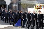 Amsterdam 15 april 2023
Herdenkingstdienst vooraf aan de begrafenis van Huub Oosterhuis in de Westertoren . Daarna gingen ze met de boot naar begraafplaats Zorgvlied.
Aanwezig oa Trijntje Oosterhuis met kinderen en partner Alvin Lewis , Tjeerd Oosterhuis en vrouw Edsilia Rombley met kinderen en moeder en de partner van Huub Oosterhuis