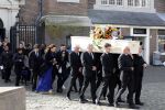 Amsterdam 15 april 2023
Herdenkingstdienst vooraf aan de begrafenis van Huub Oosterhuis in de Westertoren . Daarna gingen ze met de boot naar begraafplaats Zorgvlied.
Aanwezig oa Trijntje Oosterhuis met kinderen en partner Alvin Lewis , Tjeerd Oosterhuis en vrouw Edsilia Rombley met kinderen en moeder en de partner van Huub Oosterhuis